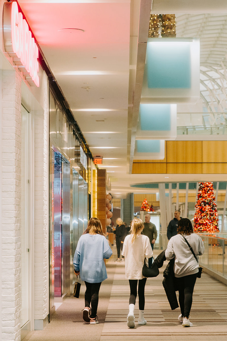 Galleria Dallas Nice Mall W/Lots of shops and Food Court 